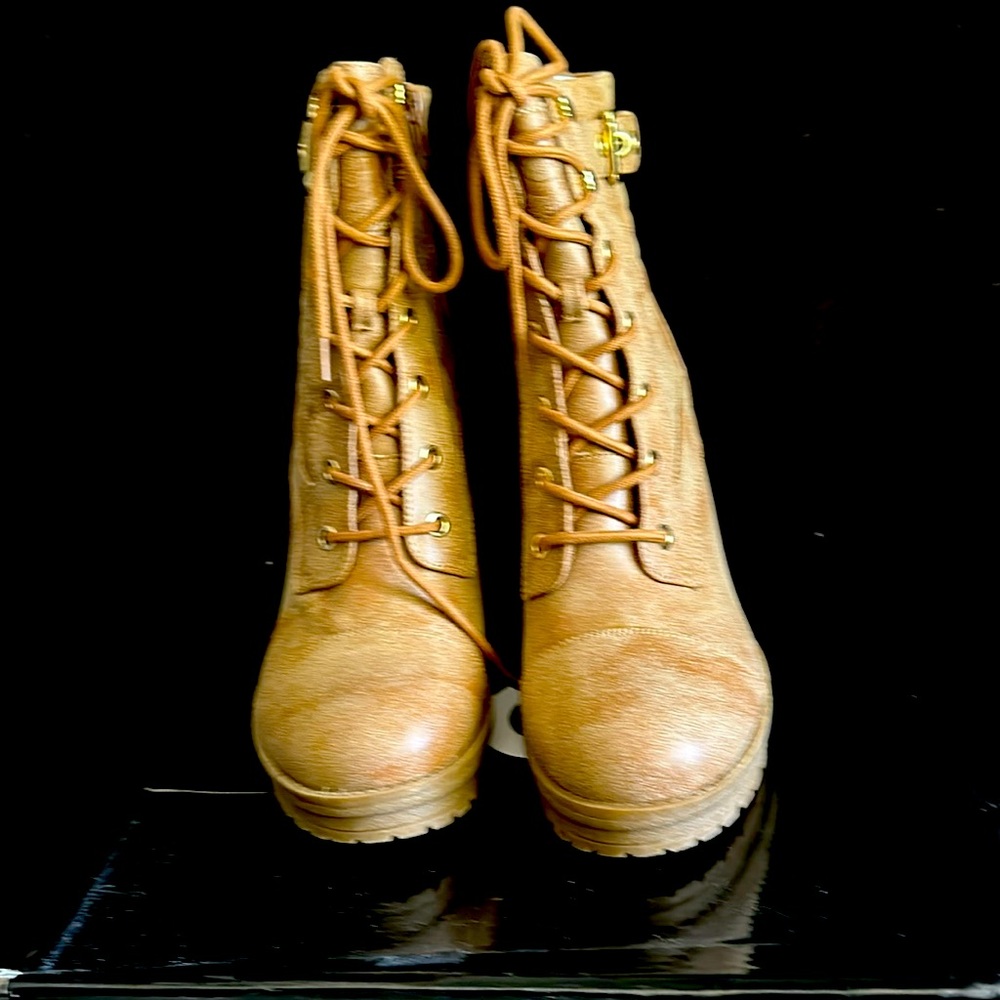 New in Box Guess women’s boots tan size 10